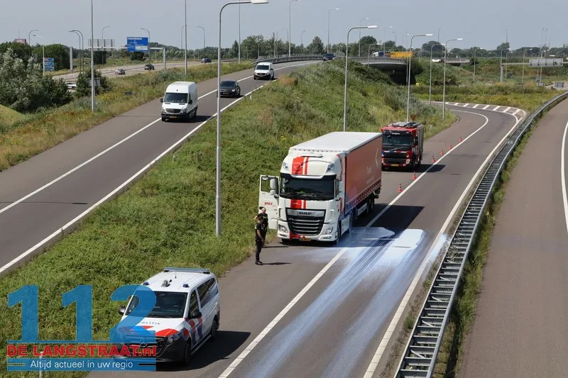 Vrachtwagen verliest grote hoeveelheid witte vloeistof A59 Waalwijk oprit afgesloten. 112 De Langstraat