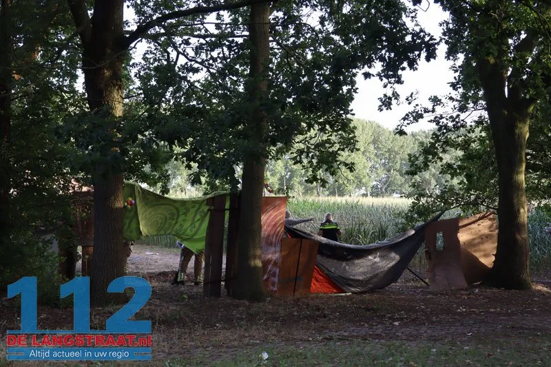 Voor derde keer brandmelding bij gekraakte boerderij Waspik 10 Voor derde keer brandmelding bij gekraakte boerderij Waspik 112 De Langstraat