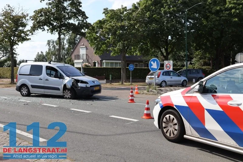 Twee auto's total loss na kop-staartbotsing Kaatsheuvel 1 Twee auto's total loss na kop-staartbotsing Kaatsheuvel 112 De Langstraat