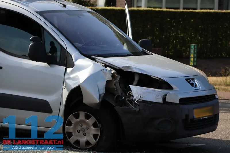 Twee auto's total loss na kop-staartbotsing Kaatsheuvel 2 Twee auto's total loss na kop-staartbotsing Kaatsheuvel 112 De Langstraat