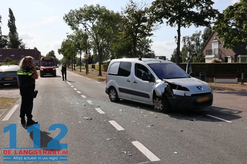 Twee auto's total loss na kop-staartbotsing Kaatsheuvel 3 Twee auto's total loss na kop-staartbotsing Kaatsheuvel 112 De Langstraat