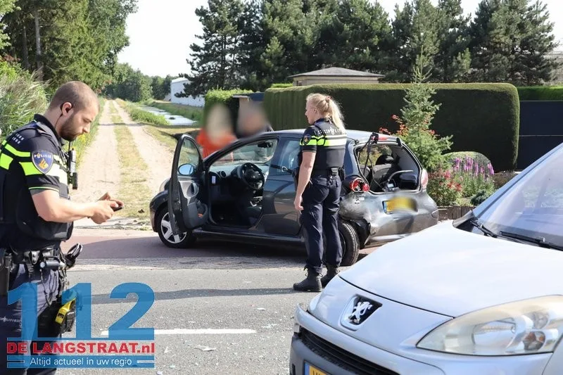 Twee auto's total loss na kop-staartbotsing Kaatsheuvel 4 Twee auto's total loss na kop-staartbotsing Kaatsheuvel 112 De Langstraat
