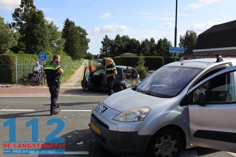 Twee auto's total loss na kop-staartbotsing Kaatsheuvel 5 Twee auto's total loss na kop-staartbotsing Kaatsheuvel 112 De Langstraat