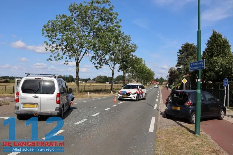 Twee auto's total loss na kop-staartbotsing Kaatsheuvel 7 Twee auto's total loss na kop-staartbotsing Kaatsheuvel 112 De Langstraat
