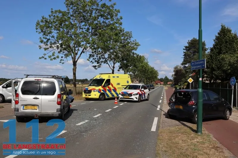 Twee auto's total loss na kop-staartbotsing Kaatsheuvel 8 Twee auto's total loss na kop-staartbotsing Kaatsheuvel 112 De Langstraat