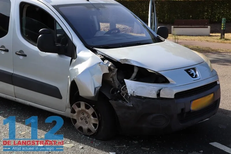 Twee auto's total loss na kop-staartbotsing Kaatsheuvel 9 Twee auto's total loss na kop-staartbotsing Kaatsheuvel 112 De Langstraat