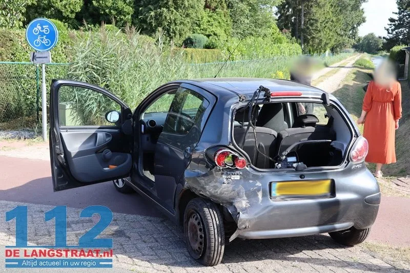 Twee auto's total loss na kop-staartbotsing Kaatsheuvel 11 Twee auto's total loss na kop-staartbotsing Kaatsheuvel 112 De Langstraat