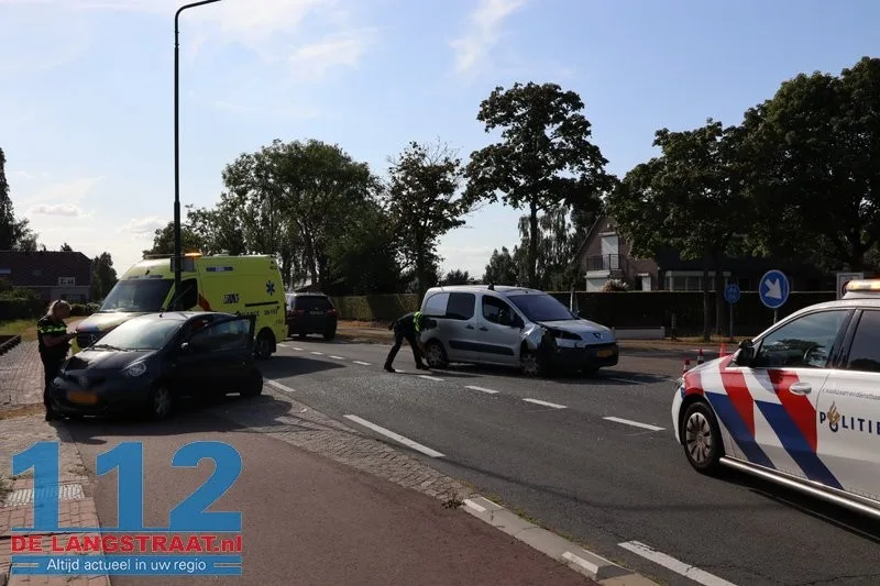 Twee auto's total loss na kop-staartbotsing Kaatsheuvel 12 Twee auto's total loss na kop-staartbotsing Kaatsheuvel 112 De Langstraat