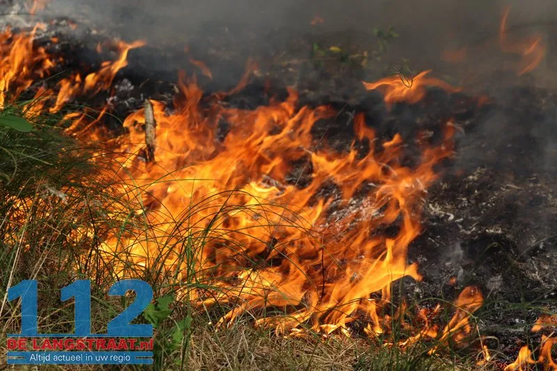 Brand uitgebroken in de Loonse en Drunense Duinen, gebied moeilijk te bereiken door smalle paden 112 De Langstraat