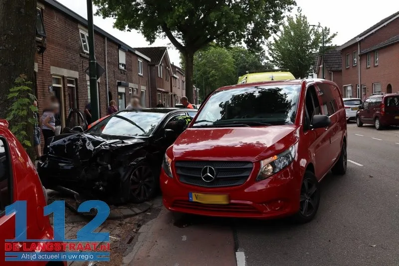 Automobilist wil bestelbus inhalen en botst tegen boom in Kaatsheuvel, drie gewonden 112 De Langstraat