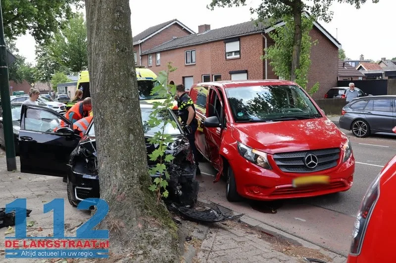 Automobilist wil bestelbus inhalen en botst tegen boom in Kaatsheuvel, drie gewonden 112 De Langstraat