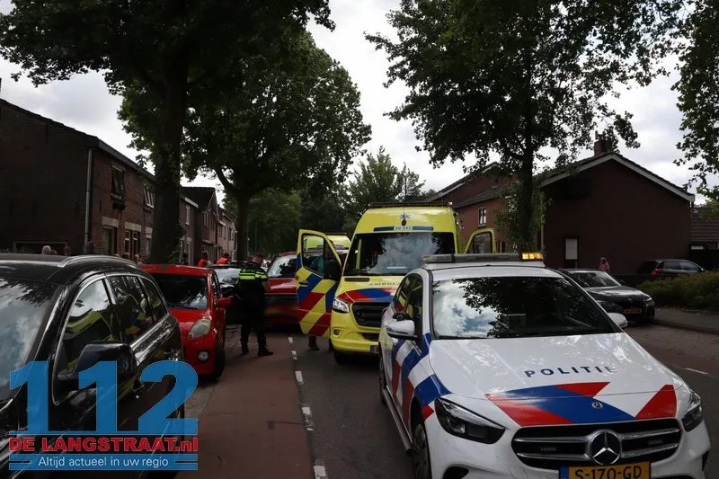 Automobilist wil bestelbus inhalen en botst tegen boom in Kaatsheuvel, drie gewonden 112 De Langstraat