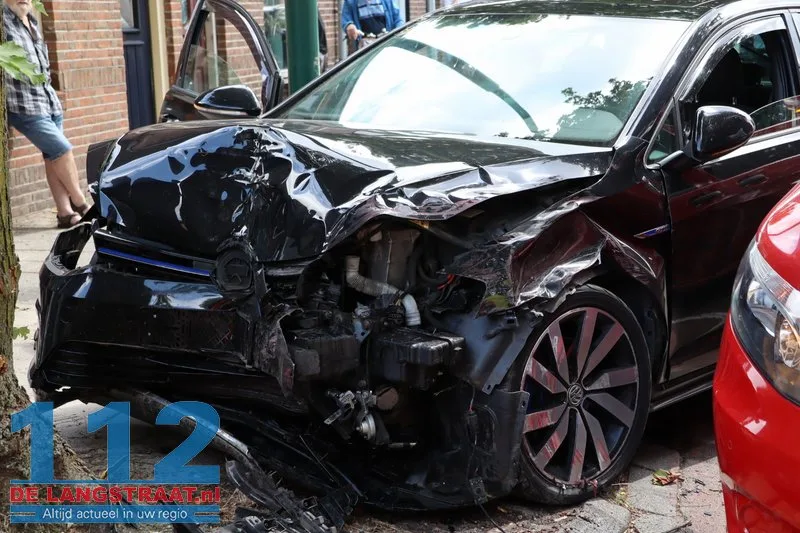 Automobilist wil bestelbus inhalen en botst tegen boom in Kaatsheuvel, drie gewonden 112 De Langstraat