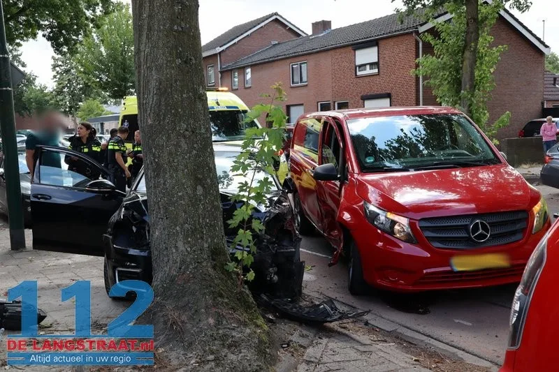 Automobilist wil bestelbus inhalen en botst tegen boom in Kaatsheuvel, drie gewonden 112 De Langstraat