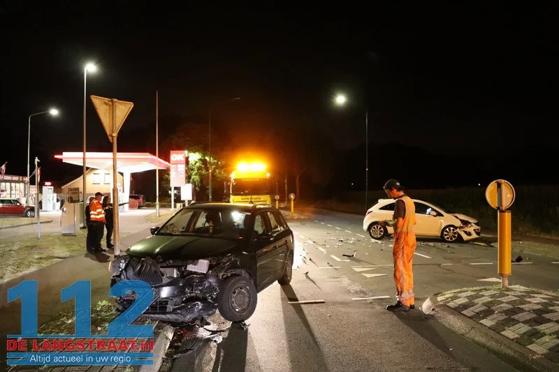 Veel schade bij ongeval tussen twee auto's Dreefseweg Kaatsheuvel 112 De Langstraat