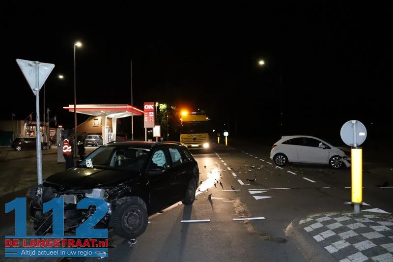 Veel schade bij ongeval tussen twee auto's Dreefseweg Kaatsheuvel 112 De Langstraat
