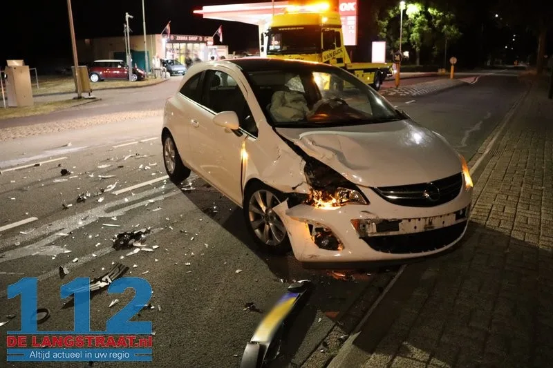 Veel schade bij ongeval tussen twee auto's Dreefseweg Kaatsheuvel 112 De Langstraat