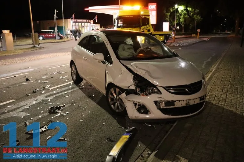 Veel schade bij ongeval tussen twee auto's Dreefseweg Kaatsheuvel 112 De Langstraat