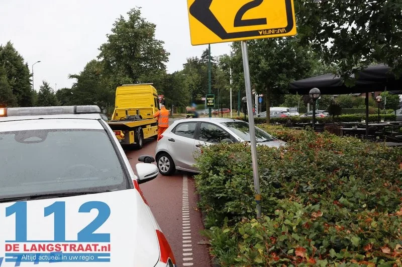 Auto belandt in struiken van restaurant van botsing met fietser Kaatsheuvel 1 Auto belandt in struiken van restaurant van botsing met fietser Kaatsheuvel 112 De Langstraat