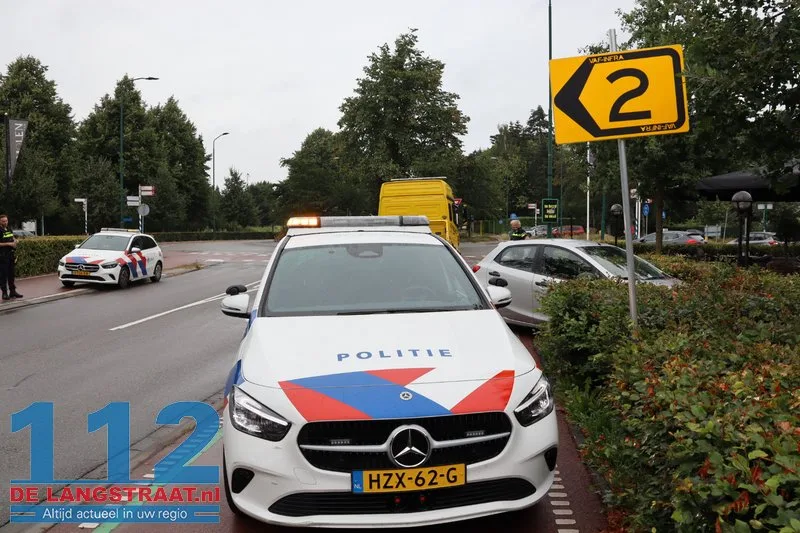 Auto belandt in struiken van restaurant van botsing met fietser Kaatsheuvel 2 Auto belandt in struiken van restaurant van botsing met fietser Kaatsheuvel 112 De Langstraat