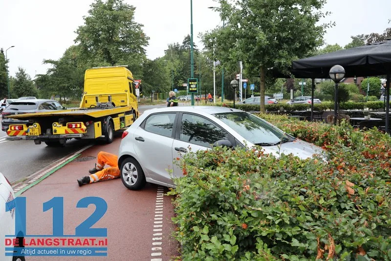 Auto belandt in struiken van restaurant van botsing met fietser Kaatsheuvel 3 Auto belandt in struiken van restaurant van botsing met fietser Kaatsheuvel 112 De Langstraat