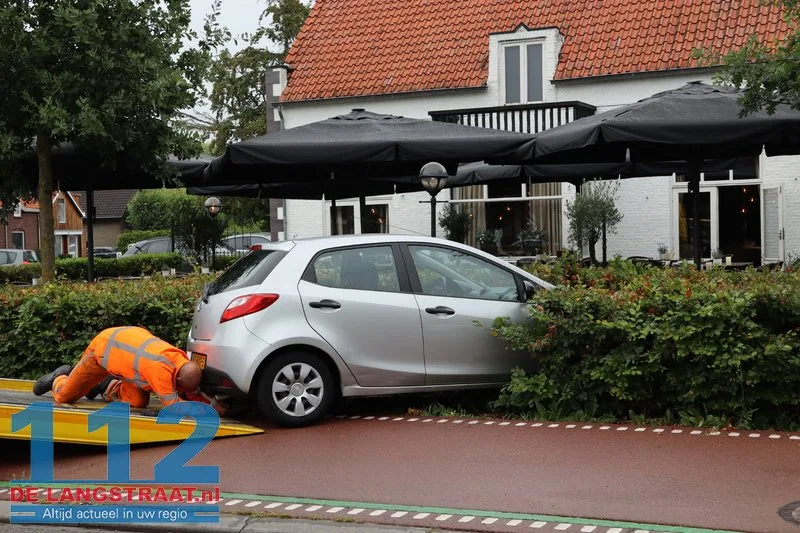 Auto belandt in struiken van restaurant van botsing met fietser Kaatsheuvel 4 Auto belandt in struiken van restaurant van botsing met fietser Kaatsheuvel 112 De Langstraat