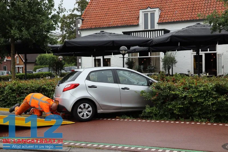 Auto belandt in struiken van restaurant van botsing met fietser Kaatsheuvel 5 Auto belandt in struiken van restaurant van botsing met fietser Kaatsheuvel 112 De Langstraat