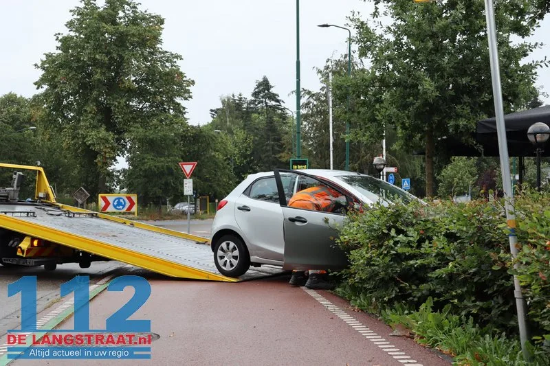 Auto belandt in struiken van restaurant van botsing met fietser Kaatsheuvel 6 Auto belandt in struiken van restaurant van botsing met fietser Kaatsheuvel 112 De Langstraat
