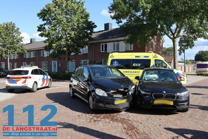 Twee auto's botsen op elkaar op kruising Kaatsheuvel 112 De Langstraat