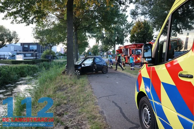 Bestuurder ramt twee bomen op Sluisweg en raakt buiten kennis: wonderbaarlijk lichtgewond Waalwijk 112 De Langstraat