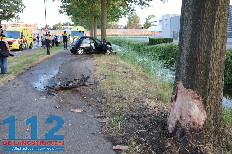 Bestuurder ramt twee bomen op Sluisweg en raakt buiten kennis: wonderbaarlijk lichtgewond Waalwijk 112 De Langstraat