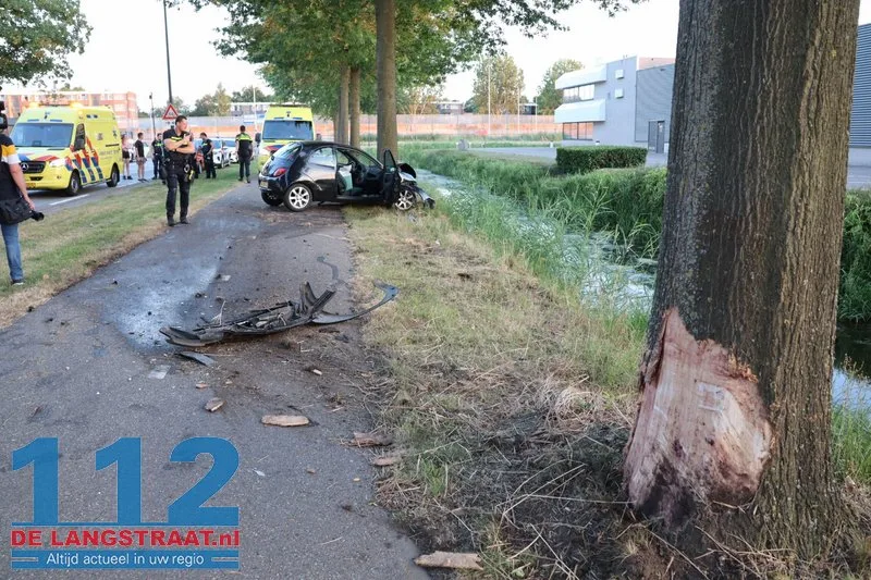 Bestuurder ramt twee bomen op Sluisweg en raakt buiten kennis: wonderbaarlijk lichtgewond Waalwijk 112 De Langstraat