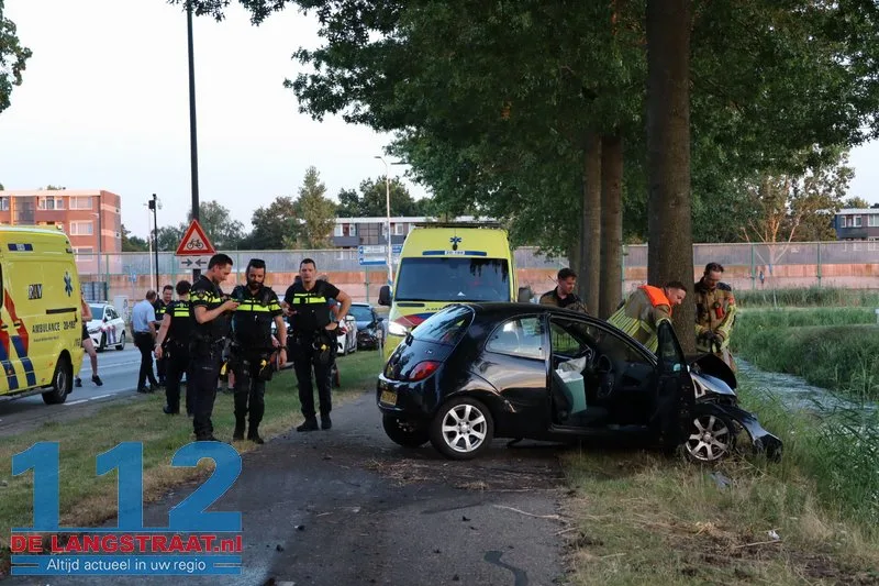 Bestuurder ramt twee bomen op Sluisweg en raakt buiten kennis: wonderbaarlijk lichtgewond Waalwijk 112 De Langstraat