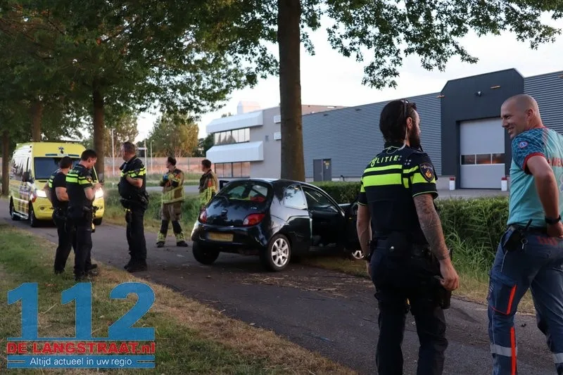 Bestuurder ramt twee bomen op Sluisweg en raakt buiten kennis: wonderbaarlijk lichtgewond Waalwijk 112 De Langstraat