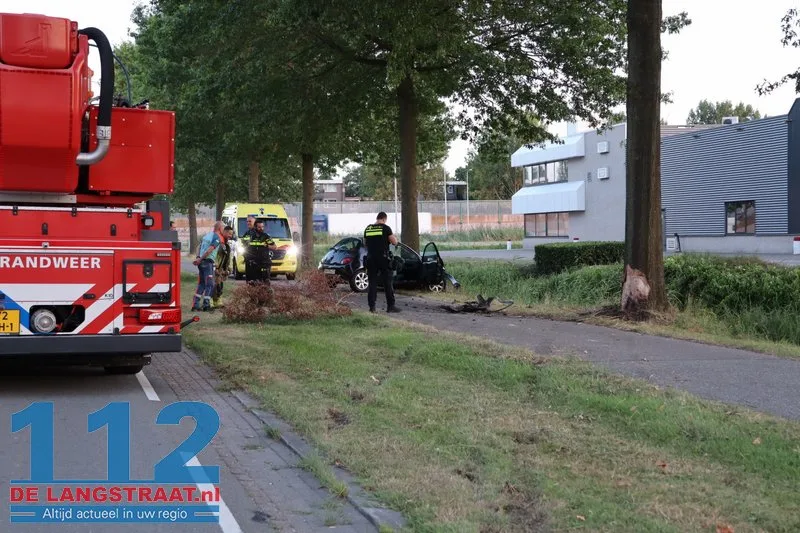 Bestuurder ramt twee bomen op Sluisweg en raakt buiten kennis: wonderbaarlijk lichtgewond Waalwijk 112 De Langstraat