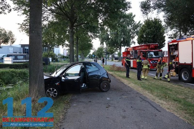 Bestuurder ramt twee bomen op Sluisweg en raakt buiten kennis: wonderbaarlijk lichtgewond Waalwijk 112 De Langstraat