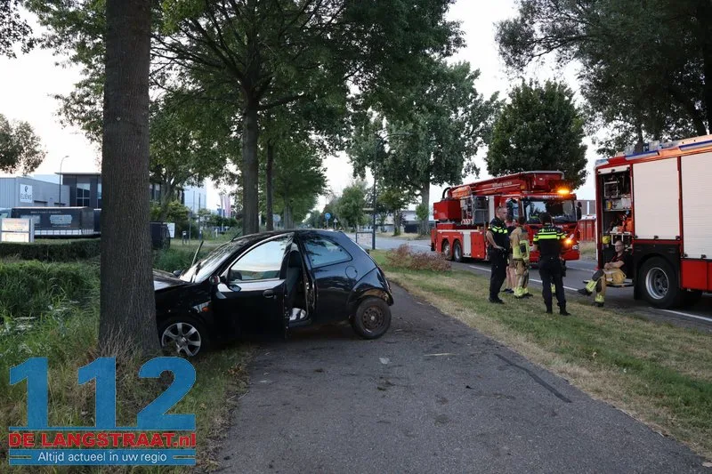 Bestuurder ramt twee bomen op Sluisweg en raakt buiten kennis: wonderbaarlijk lichtgewond Waalwijk 112 De Langstraat