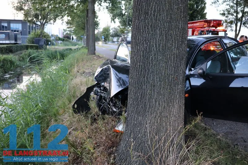 Bestuurder ramt twee bomen op Sluisweg en raakt buiten kennis: wonderbaarlijk lichtgewond Waalwijk 112 De Langstraat
