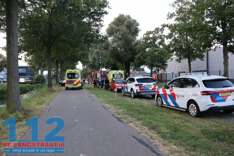 Bestuurder ramt twee bomen op Sluisweg en raakt buiten kennis: wonderbaarlijk lichtgewond Waalwijk 112 De Langstraat