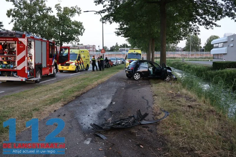 Bestuurder ramt twee bomen op Sluisweg en raakt buiten kennis: wonderbaarlijk lichtgewond Waalwijk 112 De Langstraat
