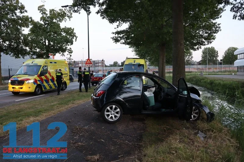 Bestuurder ramt twee bomen op Sluisweg en raakt buiten kennis: wonderbaarlijk lichtgewond Waalwijk 112 De Langstraat