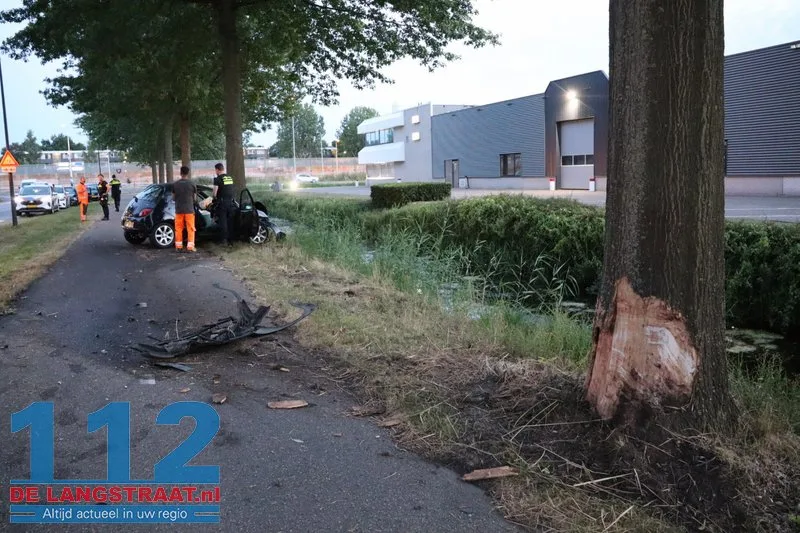 Bestuurder ramt twee bomen op Sluisweg en raakt buiten kennis: wonderbaarlijk lichtgewond Waalwijk 112 De Langstraat