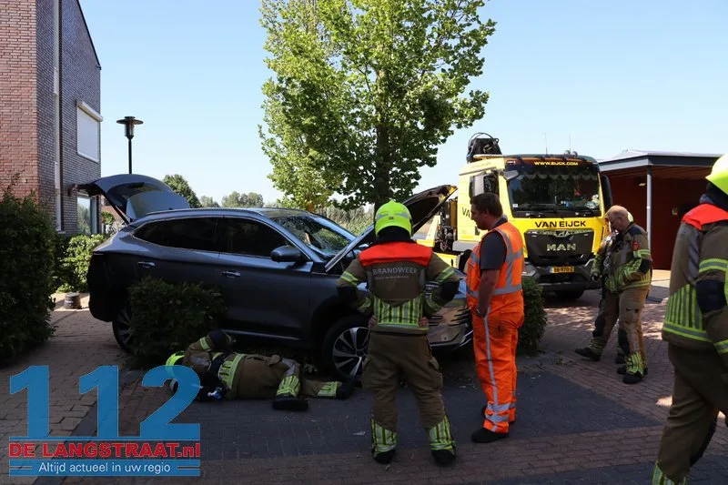 Automobilist wil auto parkeren maar auto word onbestuurbaar met een ravage als gevolg, houten balk van de carport doorboord voorruit 112 De Langstraat