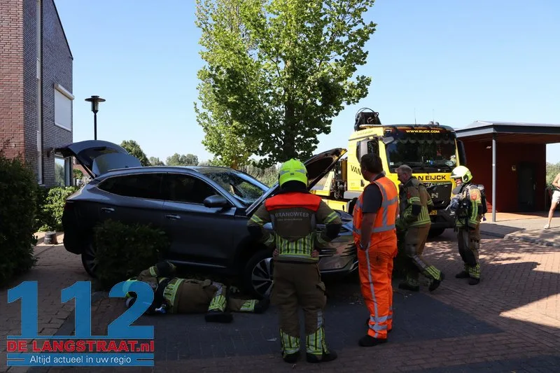 Automobilist wil auto parkeren maar auto word onbestuurbaar met een ravage als gevolg, houten balk van de carport doorboord voorruit 112 De Langstraat