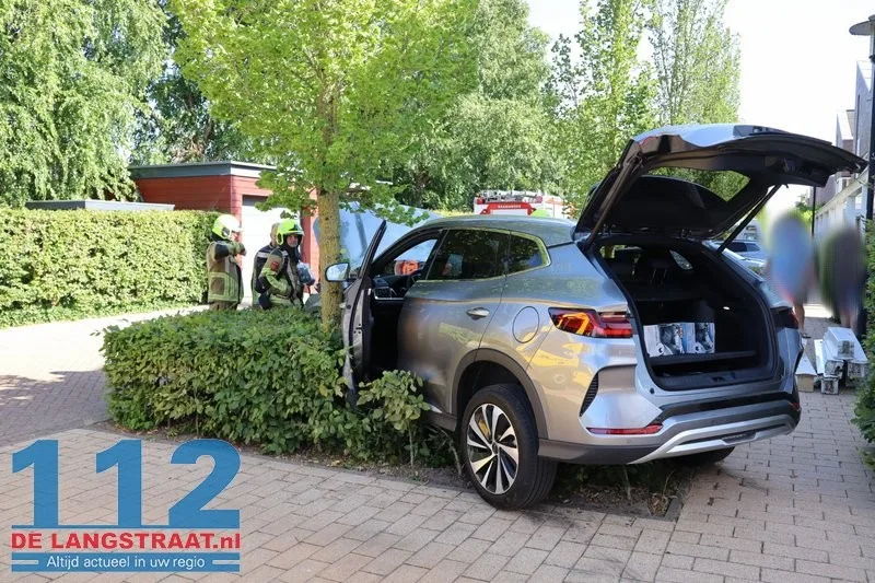 Automobilist wil auto parkeren maar auto word onbestuurbaar met een ravage als gevolg, houten balk van de carport doorboord voorruit 112 De Langstraat