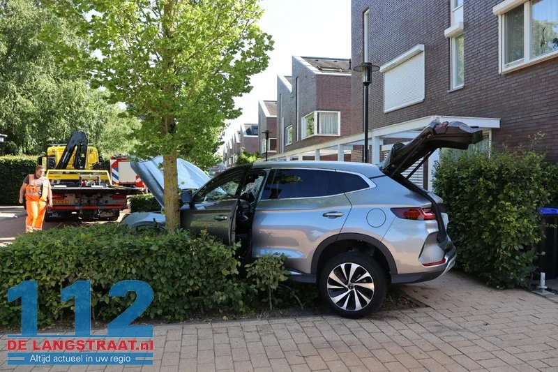 Automobilist wil auto parkeren maar auto word onbestuurbaar met een ravage als gevolg, houten balk van de carport doorboord voorruit 112 De Langstraat