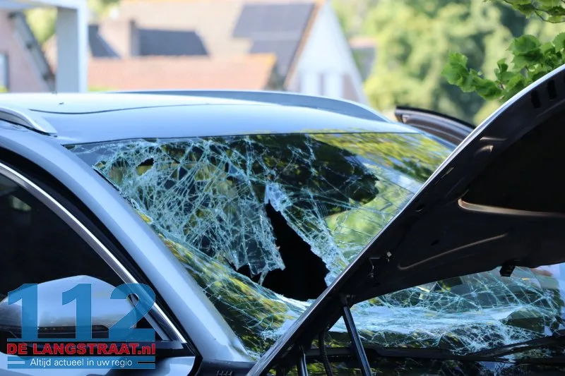 Automobilist wil auto parkeren maar auto word onbestuurbaar met een ravage als gevolg, houten balk van de carport doorboord voorruit 112 De Langstraat