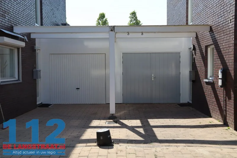 Automobilist wil auto parkeren maar auto word onbestuurbaar met een ravage als gevolg, houten balk van de carport doorboord voorruit 112 De Langstraat