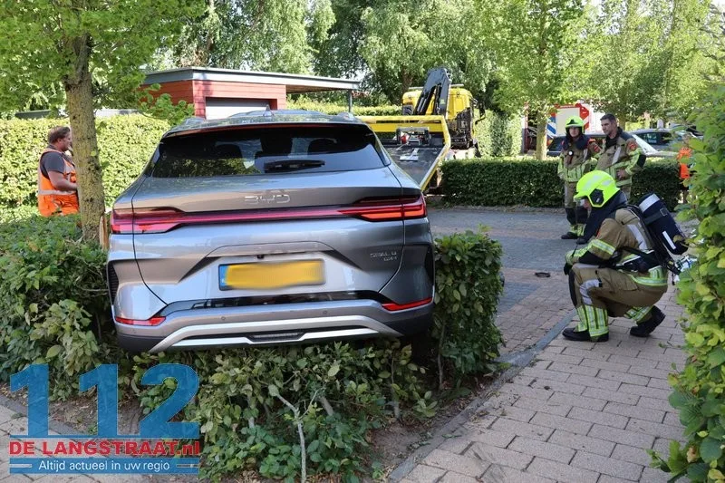 Automobilist wil auto parkeren maar auto word onbestuurbaar met een ravage als gevolg, houten balk van de carport doorboord voorruit 112 De Langstraat