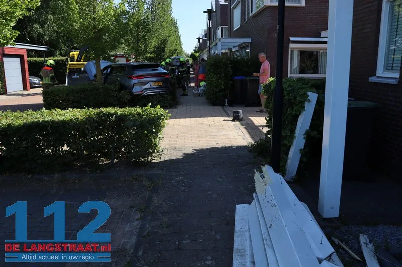 Automobilist wil auto parkeren maar auto word onbestuurbaar met een ravage als gevolg, houten balk van de carport doorboord voorruit 112 De Langstraat